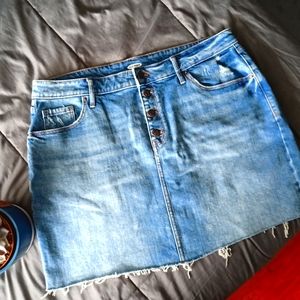 Women's highwaisted jean skirt..
